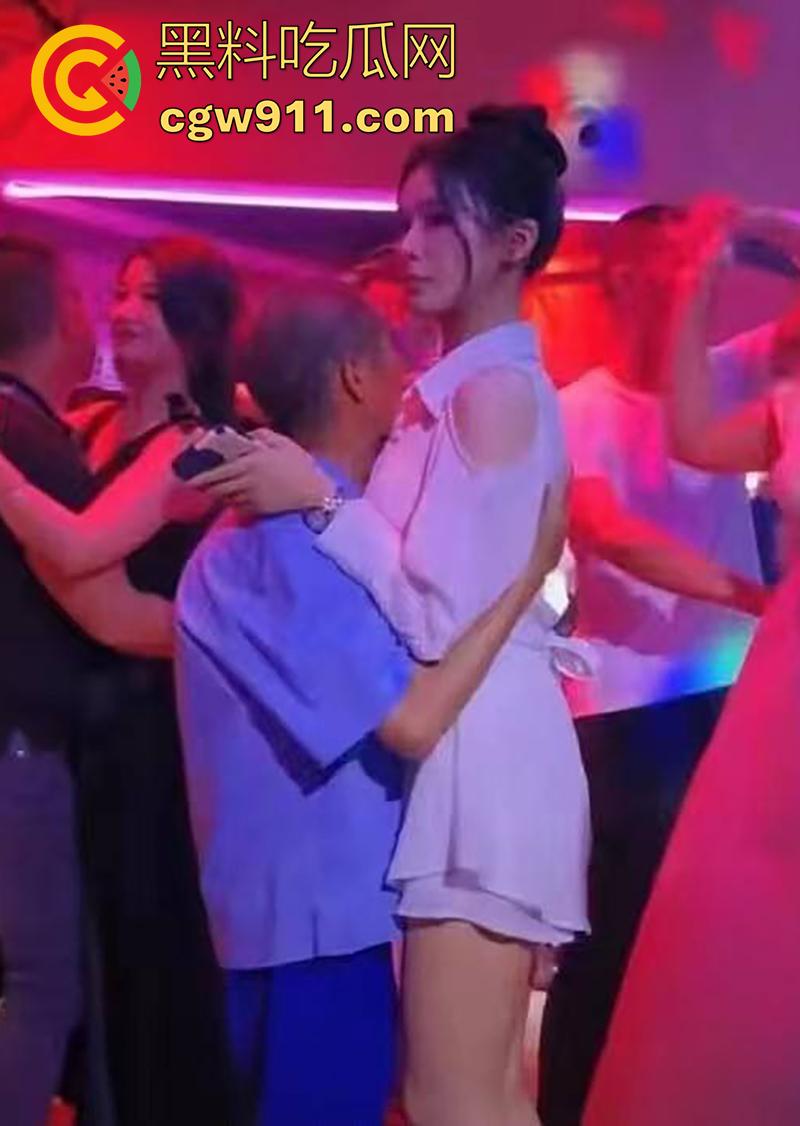 十元三曲随便摸,男人的天堂砂舞厅偷拍合集,关灯后淫乱抓奶抠逼摸屌,加钱还能打站桩,极品美女和嫩妹随便玩!-3