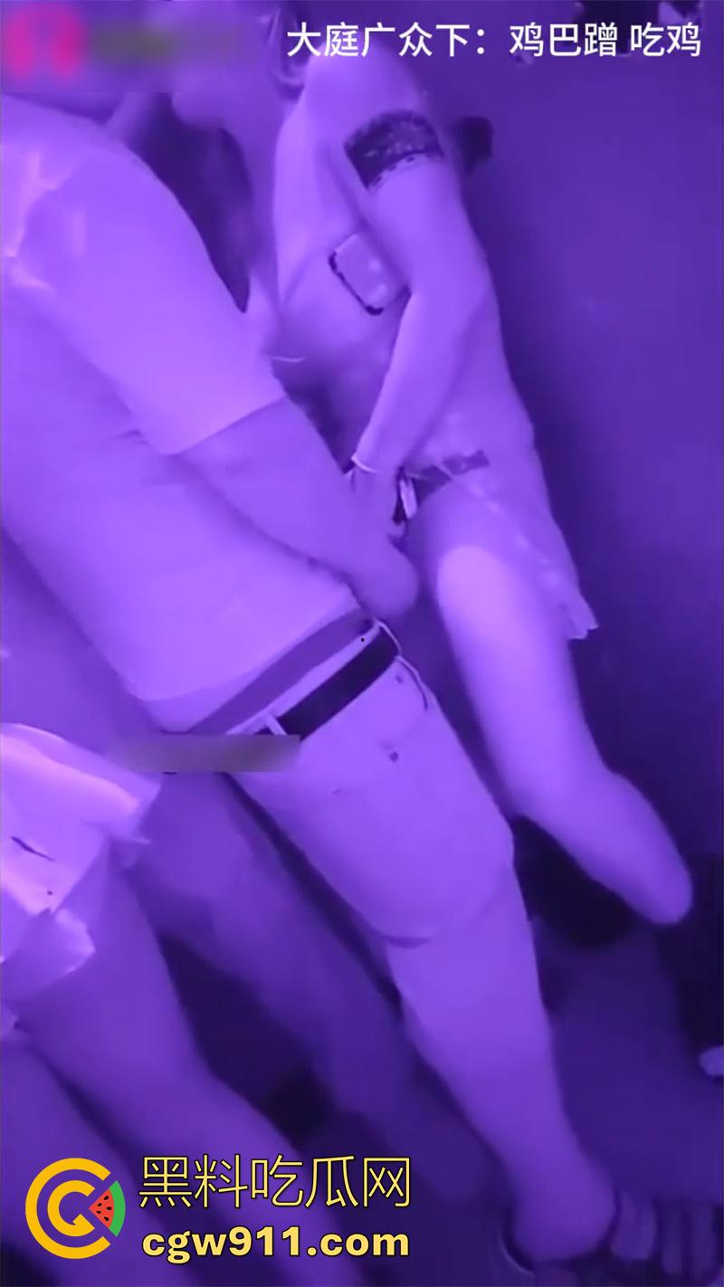 十元三曲随便摸,男人的天堂砂舞厅偷拍合集,关灯后淫乱抓奶抠逼摸屌,加钱还能打站桩,极品美女和嫩妹随便玩!-6