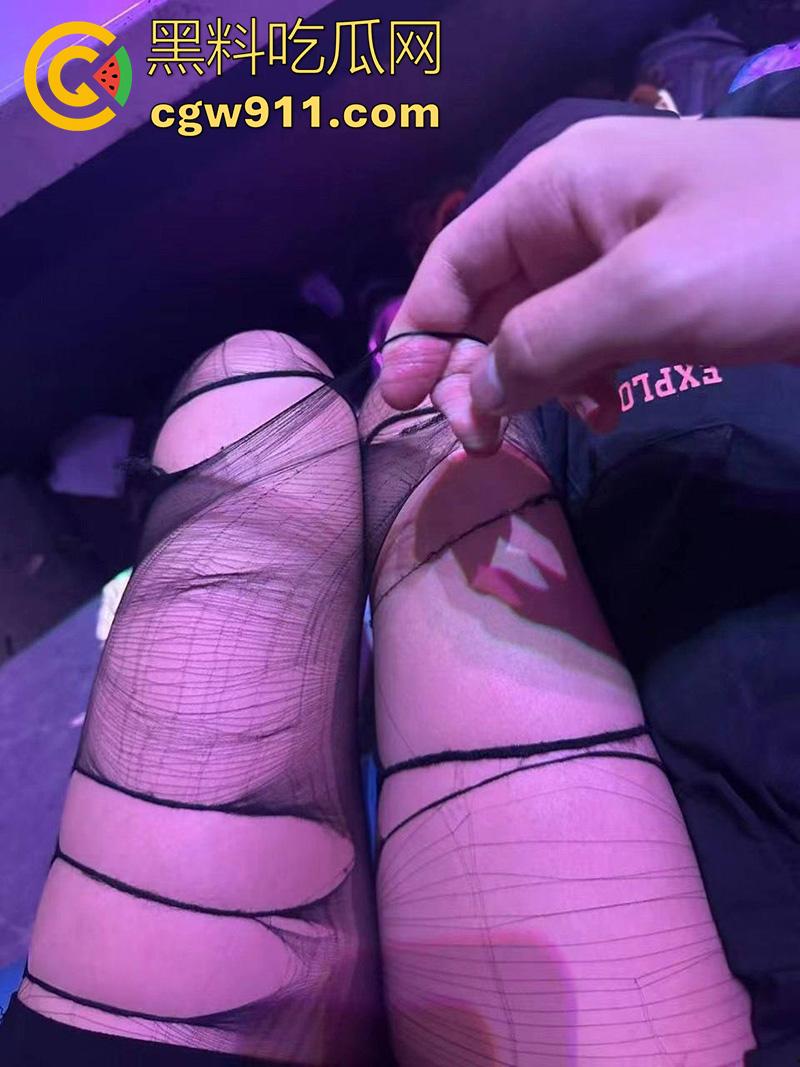 十元三曲随便摸,男人的天堂砂舞厅偷拍合集,关灯后淫乱抓奶抠逼摸屌,加钱还能打站桩,极品美女和嫩妹随便玩!-13