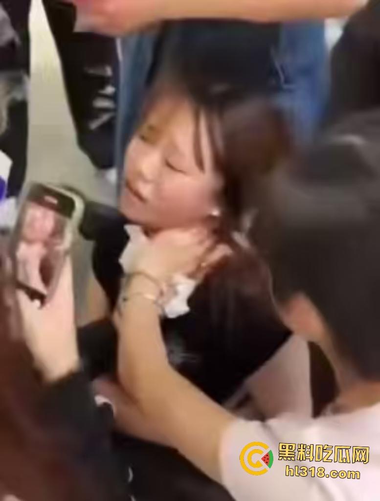 马来西亚华裔女学生被男友家暴囚禁好不容易逃出来又惨遭男友割喉，真是逃不出恶魔手爪啊！-5