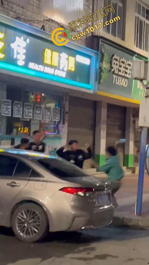 精神小伙街头血战，手起刀落、血洒狂风，勇敢如电影英雄，但残酷如恶魔猛兽，惹不起的狂野疯子！-9