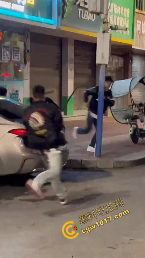 精神小伙街头血战，手起刀落、血洒狂风，勇敢如电影英雄，但残酷如恶魔猛兽，惹不起的狂野疯子！-10