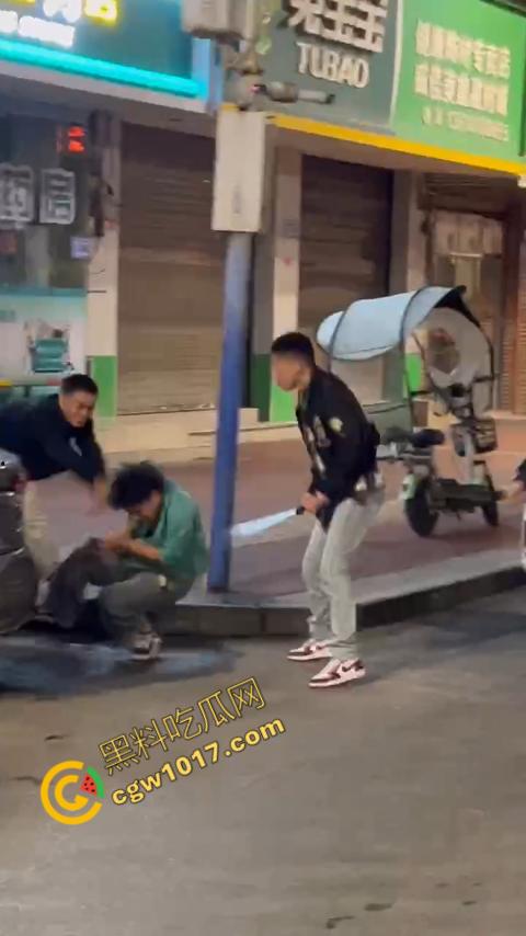 精神小伙街头血战，手起刀落、血洒狂风，勇敢如电影英雄，但残酷如恶魔猛兽，惹不起的狂野疯子！-11