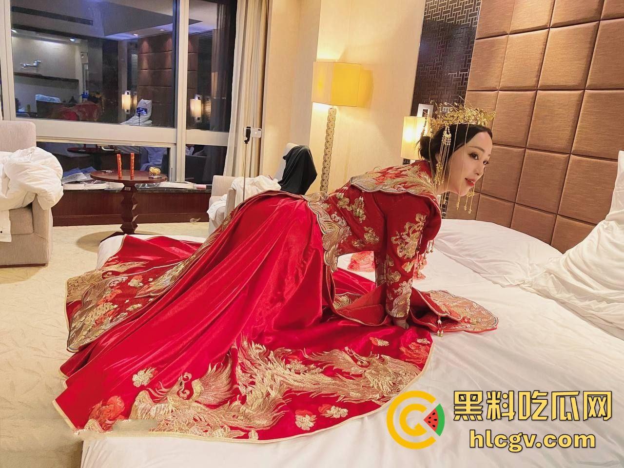 土豪玩物婚前夜变绿帽奴!洞房前穿婚纱伺候主子,新婚老公惨成绿帽工具人!-1