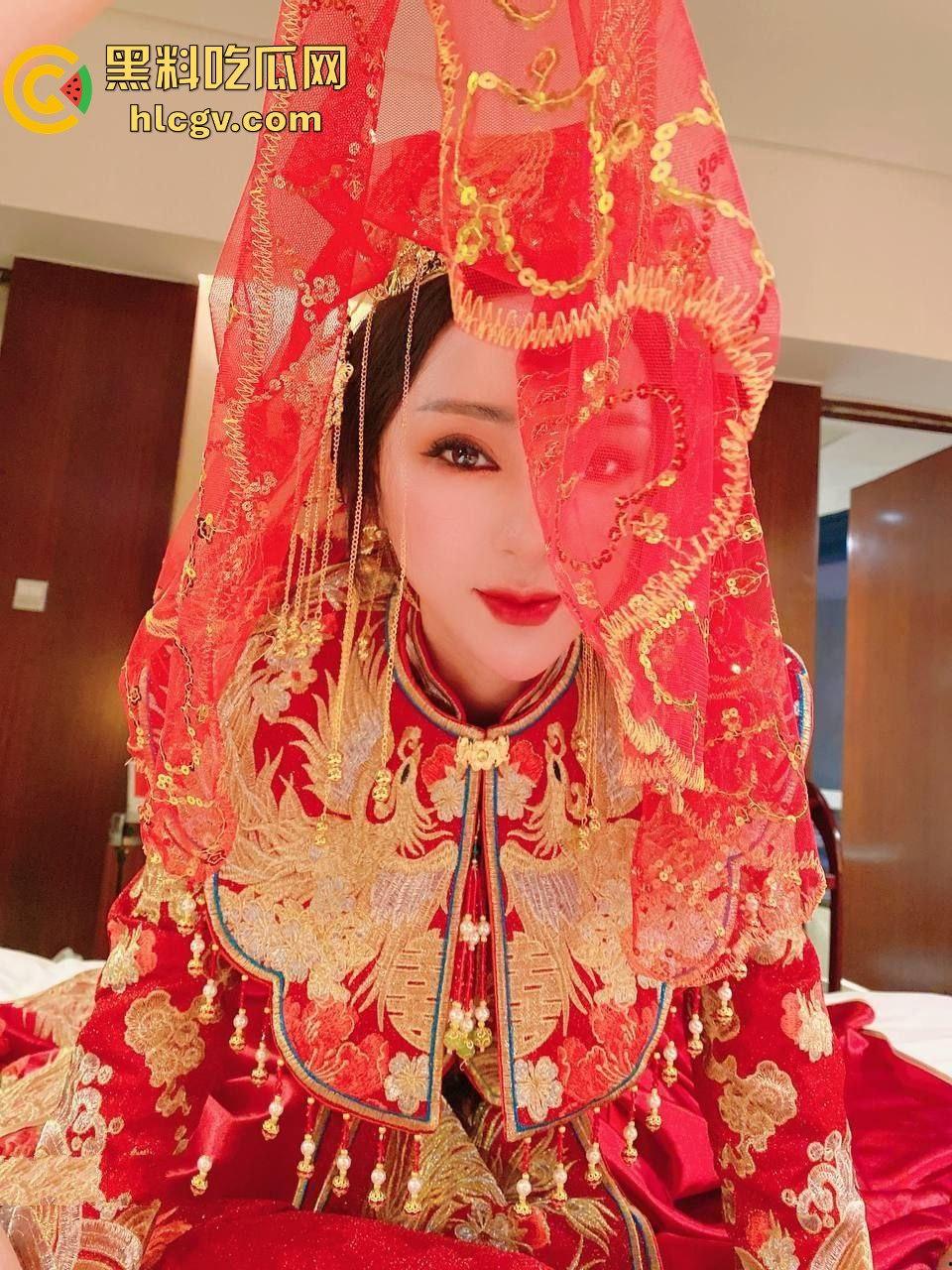 土豪玩物婚前夜变绿帽奴!洞房前穿婚纱伺候主子,新婚老公惨成绿帽工具人!-3