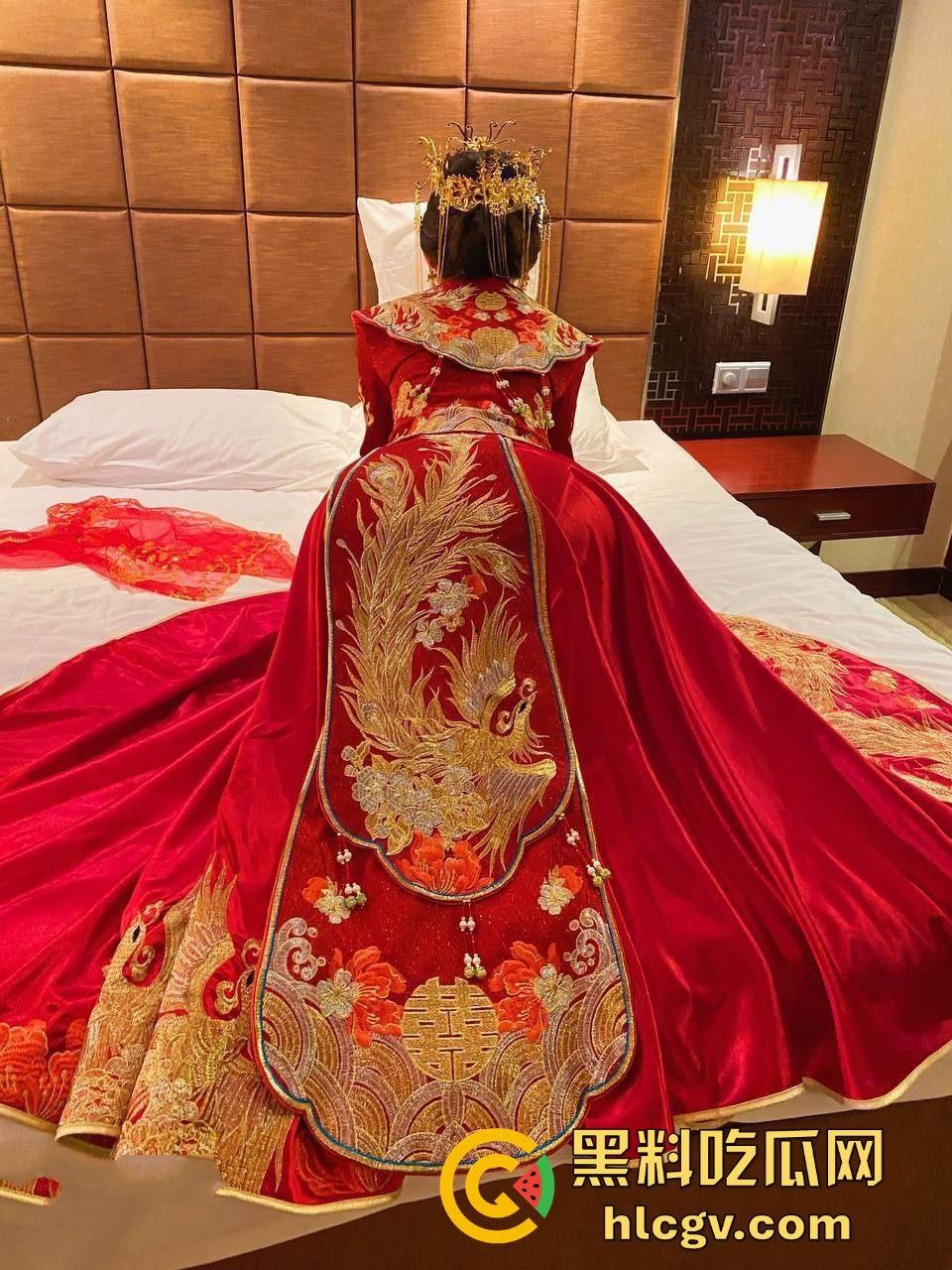 土豪玩物婚前夜变绿帽奴!洞房前穿婚纱伺候主子,新婚老公惨成绿帽工具人!-4