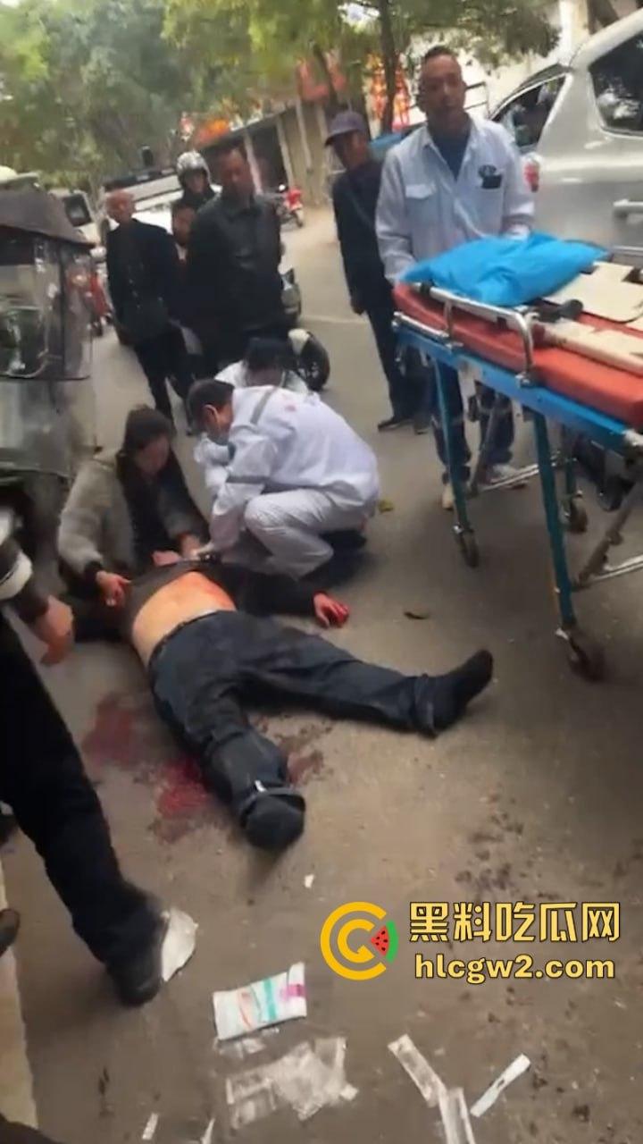 嚣张自有天收！成都龙泉驿开车男路怒 推搡辱骂外卖员被一招封喉-4