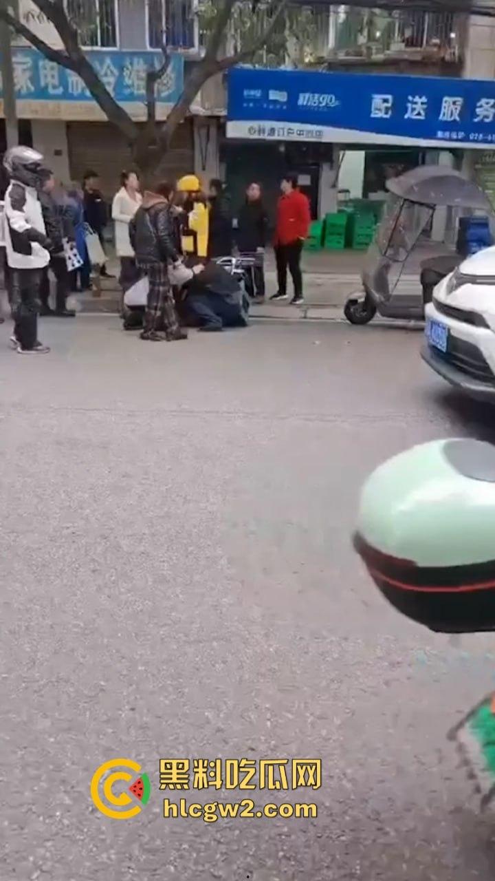 嚣张自有天收！成都龙泉驿开车男路怒 推搡辱骂外卖员被一招封喉-7
