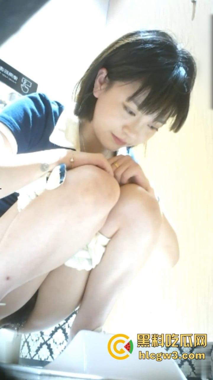 奶茶店女厕变态偷拍 正面+后视多机位展示美女脸逼肛高清特写及放尿全过程 直呼过瘾！-5