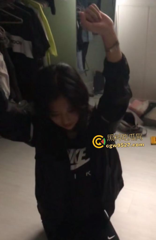 大二学姐说要给学弟露一手！谁知是要给学弟口交，自称是校内第一口活，无套内射让学弟感叹！-1