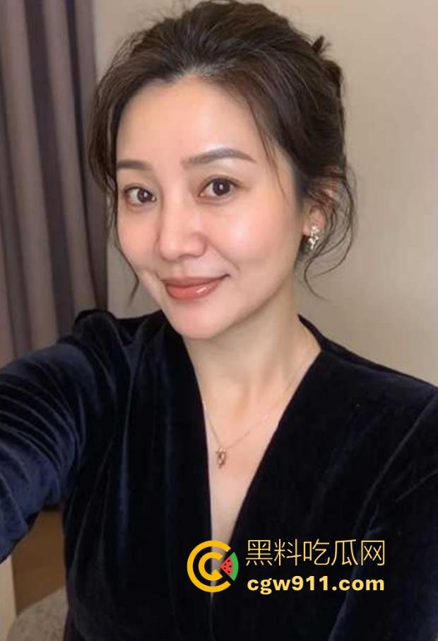 海角大神!母亲节用肉棒孝顺淫妈,咬牙猛干浓精颜射,无套后入花式做爱,母子互玩爽翻天!-4