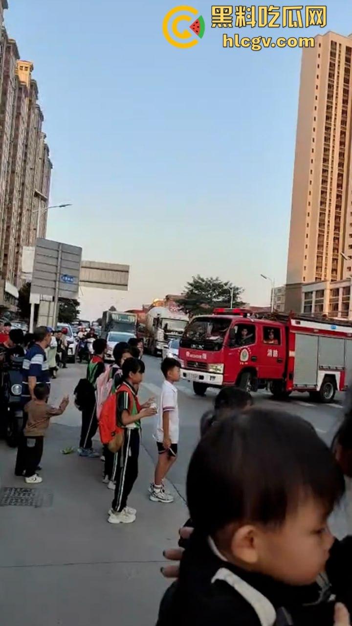 广东罗定东临天下摩托撞上渣土车惨遭碾压 现场无码视频流出 人都扁了-1