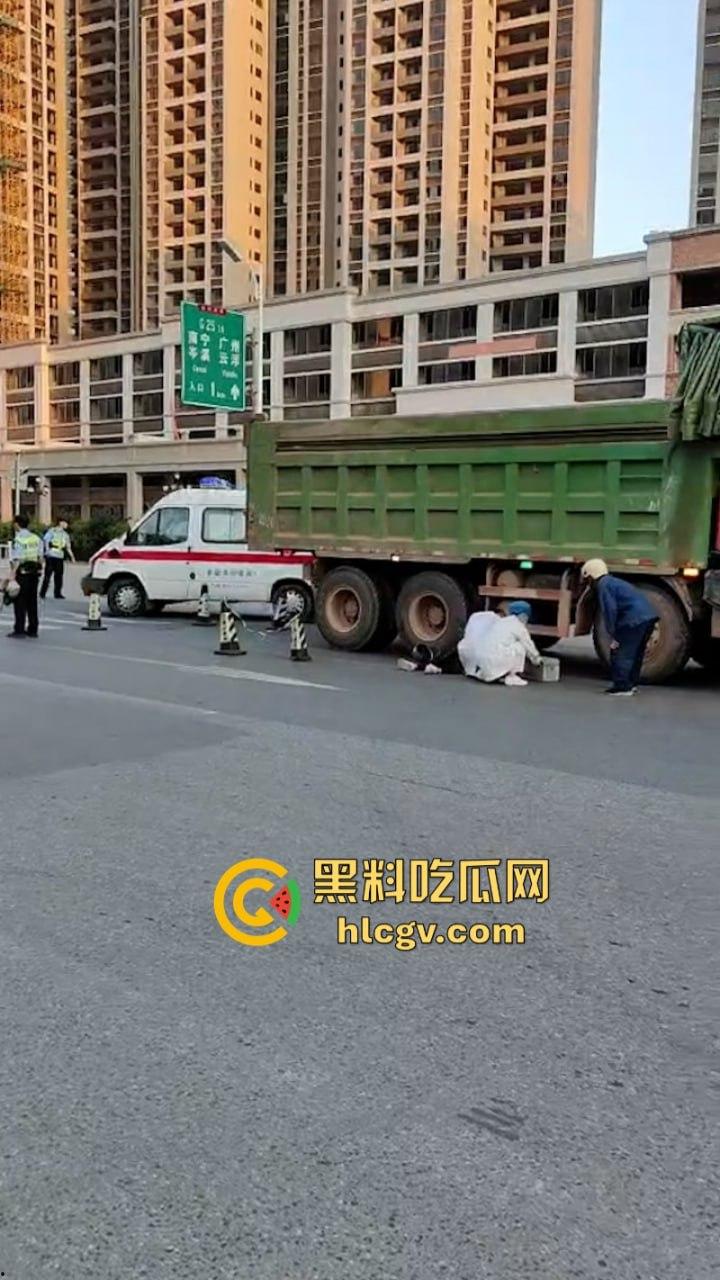 广东罗定东临天下摩托撞上渣土车惨遭碾压 现场无码视频流出 人都扁了-2