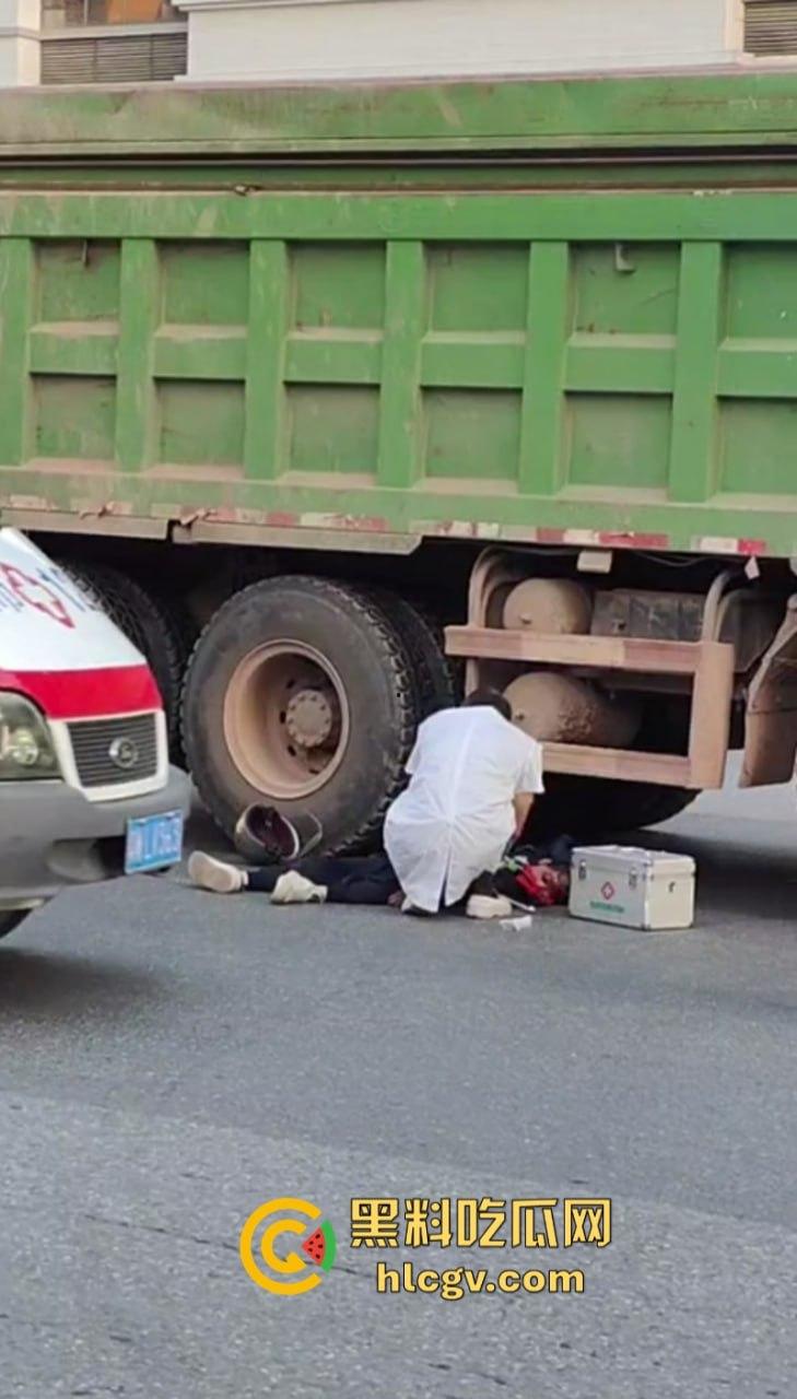 广东罗定东临天下摩托撞上渣土车惨遭碾压 现场无码视频流出 人都扁了-6