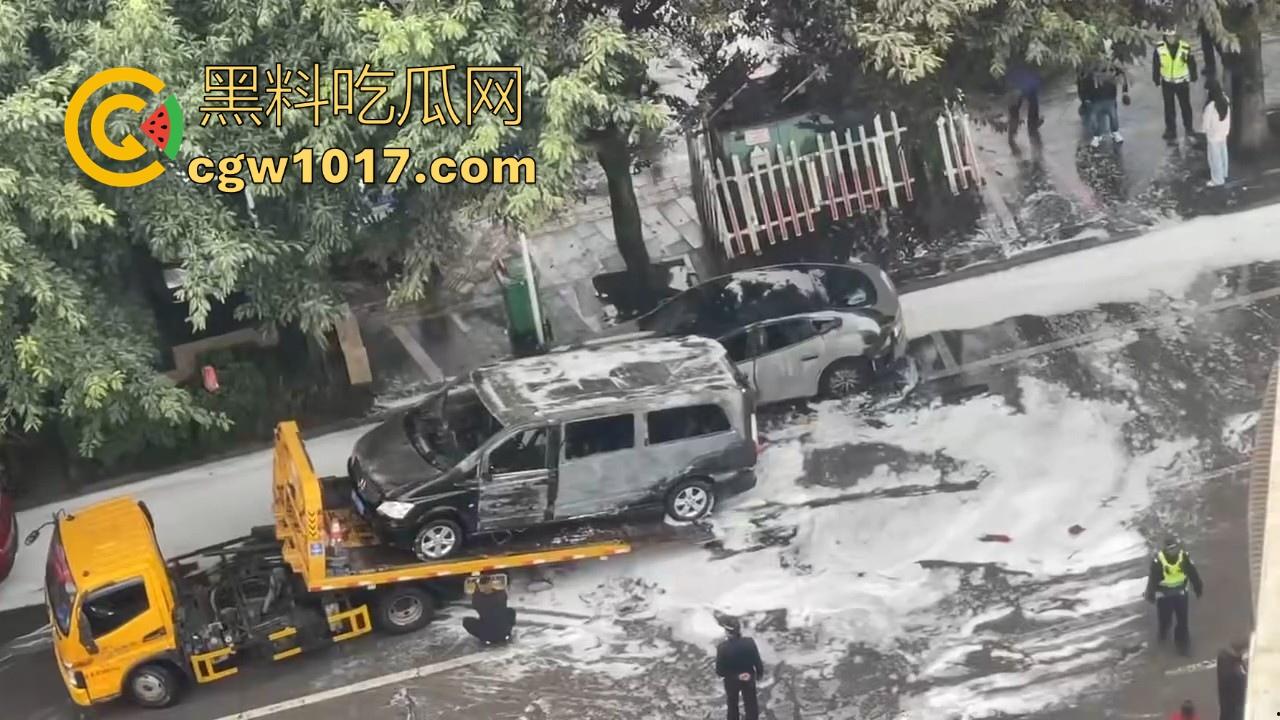 四川绵阳江油又是汽车自燃，期间还多次发生爆炸，把旁边路边停放的车都波及到了，路边车车主一起床天塌了！-9