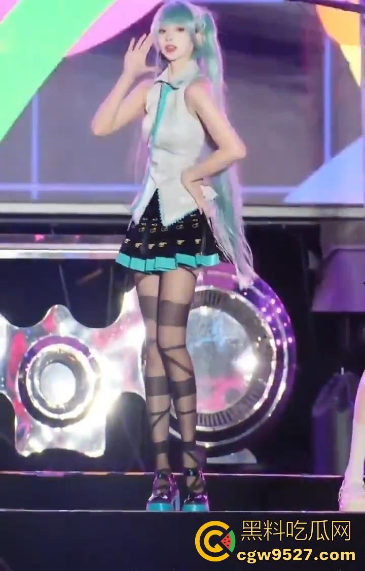 深圳欢乐谷,女团跳舞被女性网友质疑擦边,此前有肌肉男不穿上衣的表演,怎么被举报,不能搞双标!-8