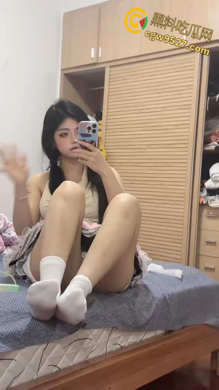 抖音巨乳女神【梨梨美袜】，退圈前大尺度合集流出，各种性感情趣装挑逗，果然还是卖丝袜的懂男人 ！-6