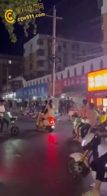 山东枣庄夜晚街头，惊现黑社会大规模械斗，多人持刀互砍死伤惨重，现场视频流出画面骇人！-1