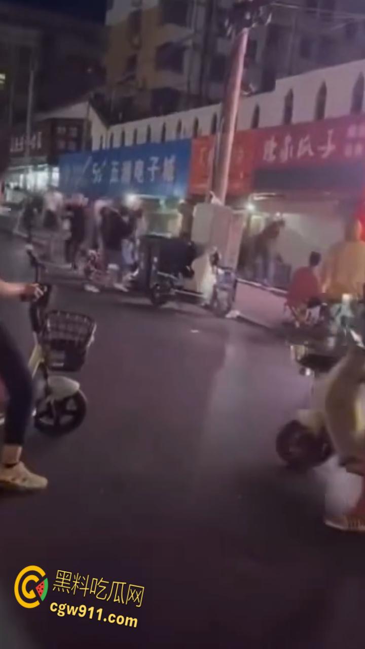 山东枣庄夜晚街头，惊现黑社会大规模械斗，多人持刀互砍死伤惨重，现场视频流出画面骇人！-3