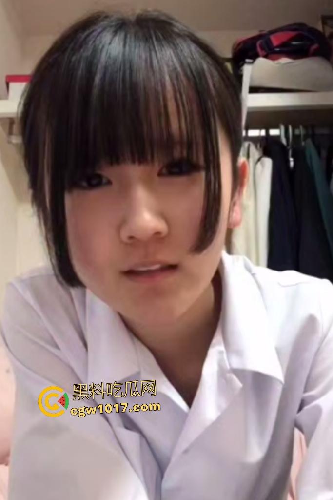 日本JK萝莉录福利给中国男友，脱衣露逼，翘臀掰开屁眼伸缩，脚板怼屏幕都能闻到香气，还微笑比耶！-1