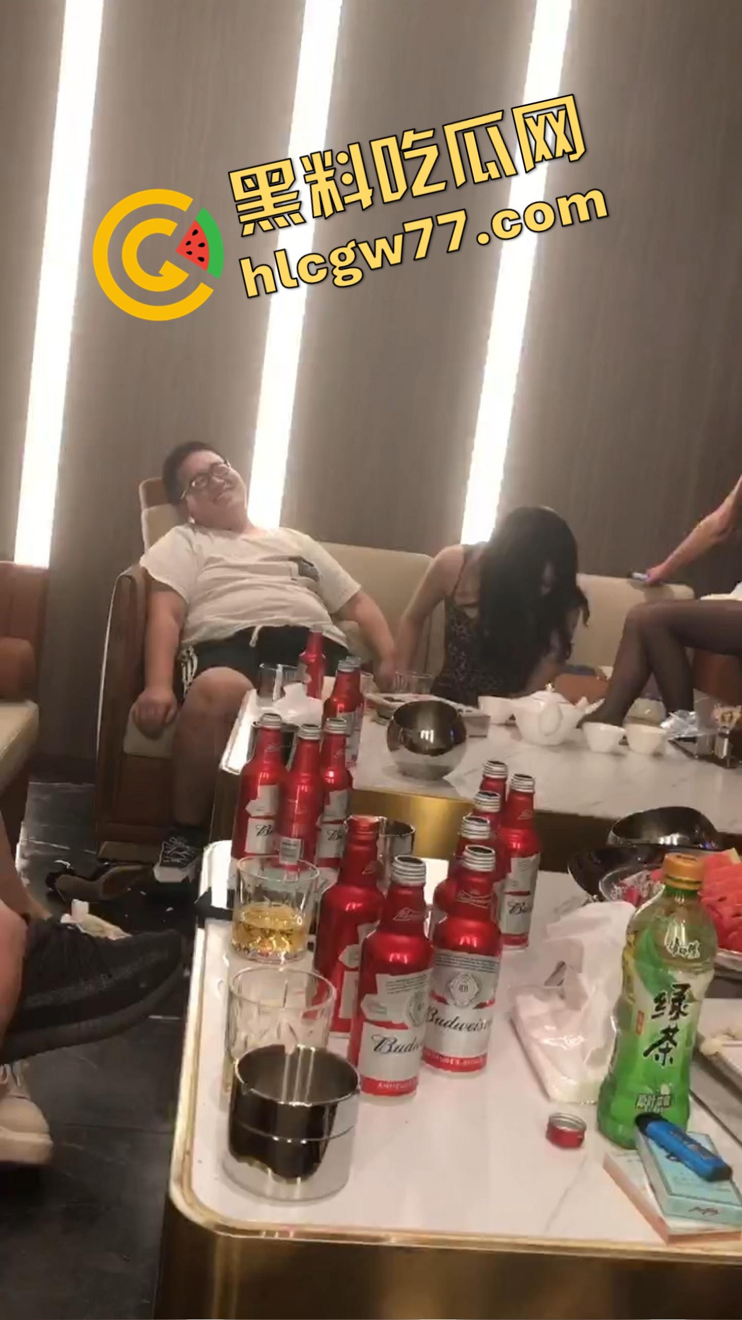 今夜无事勾栏听曲，结果真看见窝瓜骚鸡撕丝袜撕到癫，百威一口干今日不操鸡，枉为聚会人！-5