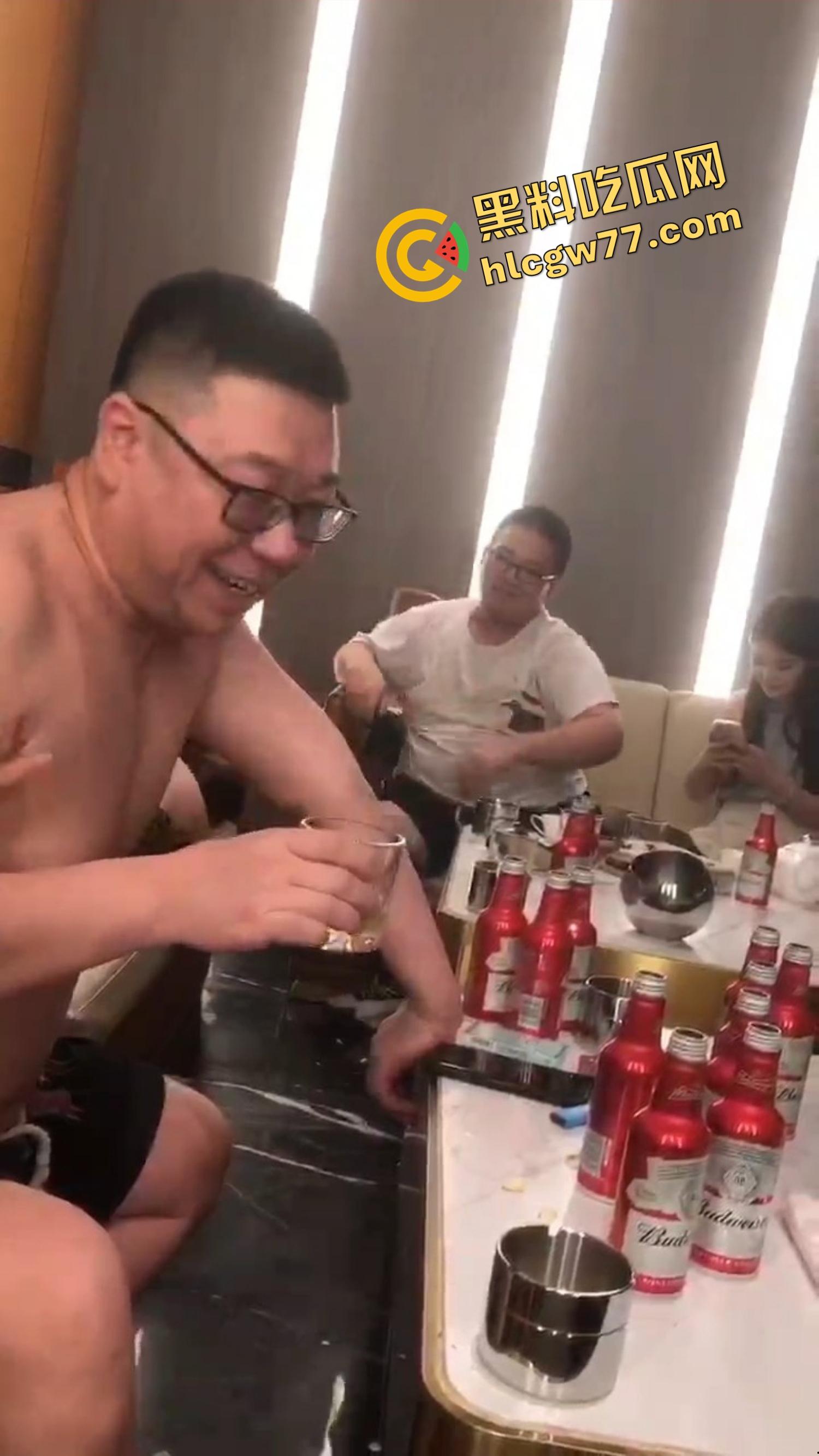 今夜无事勾栏听曲，结果真看见窝瓜骚鸡撕丝袜撕到癫，百威一口干今日不操鸡，枉为聚会人！-8