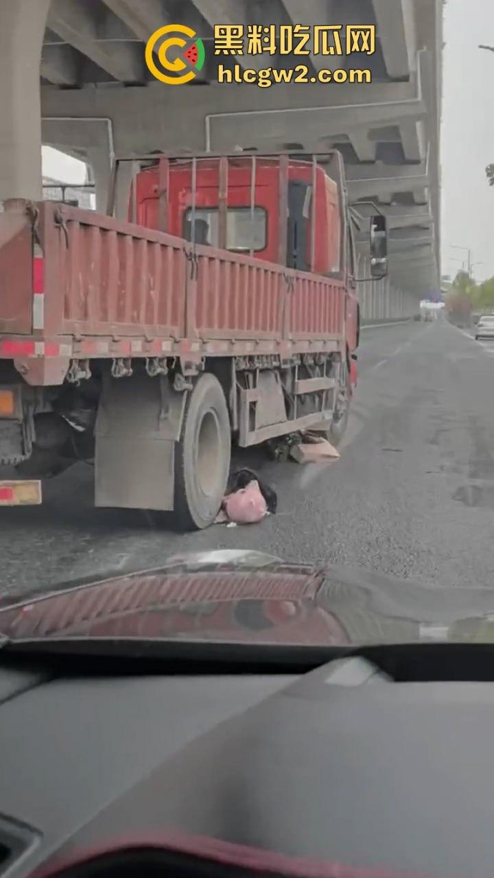 惨不忍睹！杭州一女子骑电车误入大货车盲区惨遭碾压 未带头盔当场爆浆无码实拍流出-2