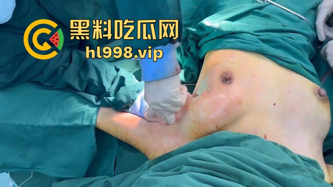 揭秘黄晓明女友『叶柯』同款隆胸术手术过程,看的让人心惊!胸被医生猛戳猛捣,视觉冲击强到不敢看!-9