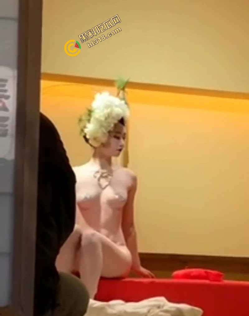 富商品鉴日本特色人体寿司偷拍视频流出，艺妓美女优雅褪下和服，露出白嫩肉体，秀色可餐！-1