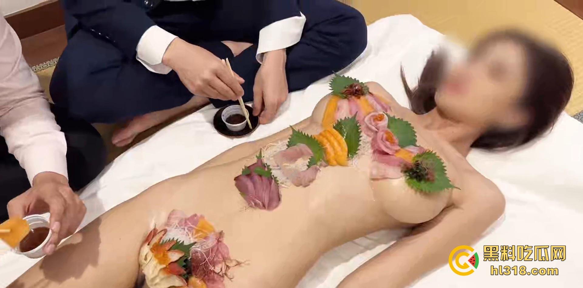 富商品鉴日本特色人体寿司偷拍视频流出，艺妓美女优雅褪下和服，露出白嫩肉体，秀色可餐！-7