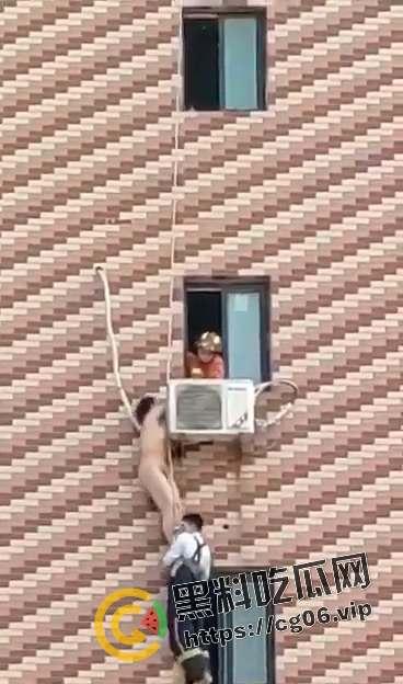 天津小三偷情被撞见 全裸跑路挂在窗户上 最后救援失败当场坠亡 现场画面曝光-2