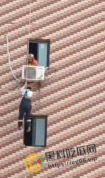 天津小三偷情被撞见 全裸跑路挂在窗户上 最后救援失败当场坠亡 现场画面曝光-4