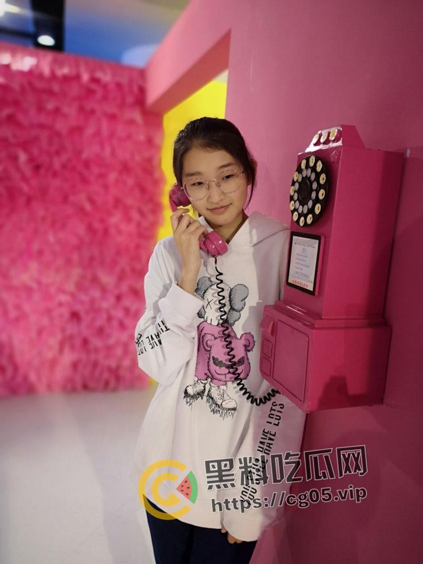 山西高中妹子的初体验 脸庞还未脱去稚嫩 就被大屌带到了高潮 就此堕落成了肉便器-1