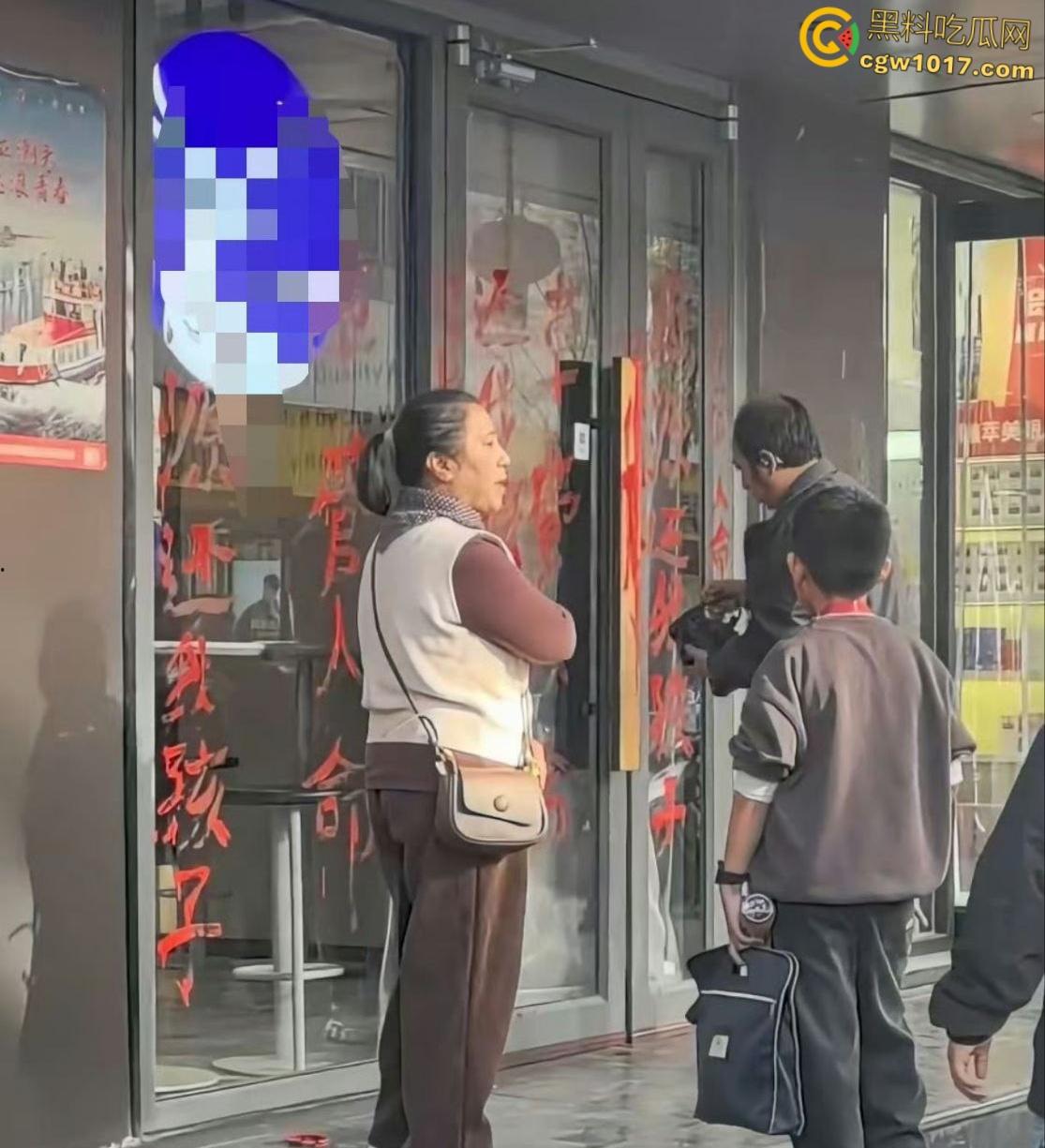 震惊！延安瑞幸老板团建灌酒女员工，次日高血压猝死医院，父母街头刷油漆痛哭：谁来还我女儿命？-1