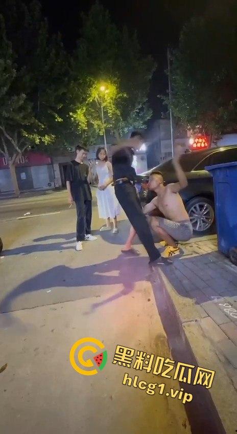 两男子争执升级，刀哥挥菜刀逼近，另一男子秒怂抱头求饶！-1