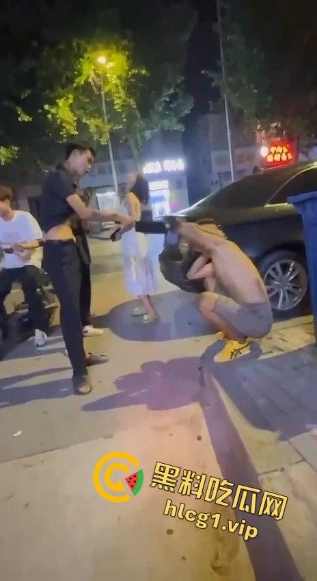 两男子争执升级，刀哥挥菜刀逼近，另一男子秒怂抱头求饶！-3