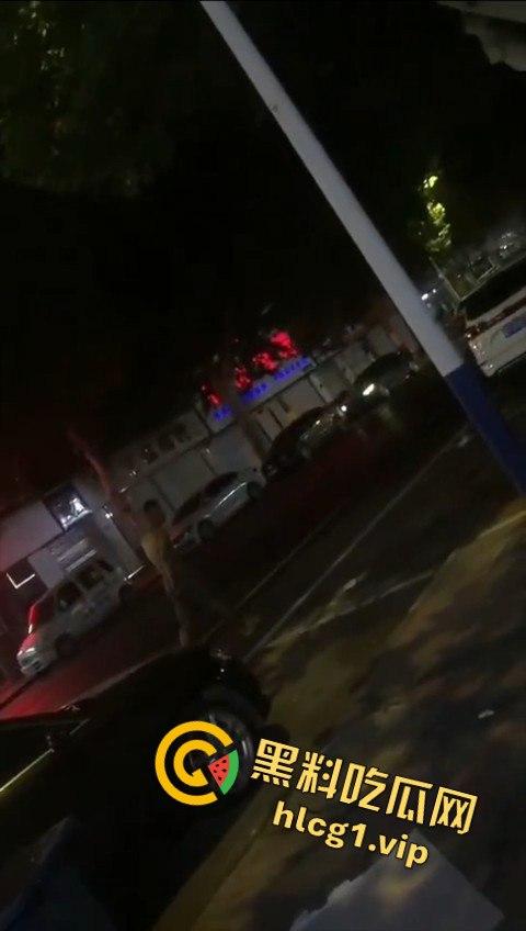 两男子争执升级，刀哥挥菜刀逼近，另一男子秒怂抱头求饶！-4