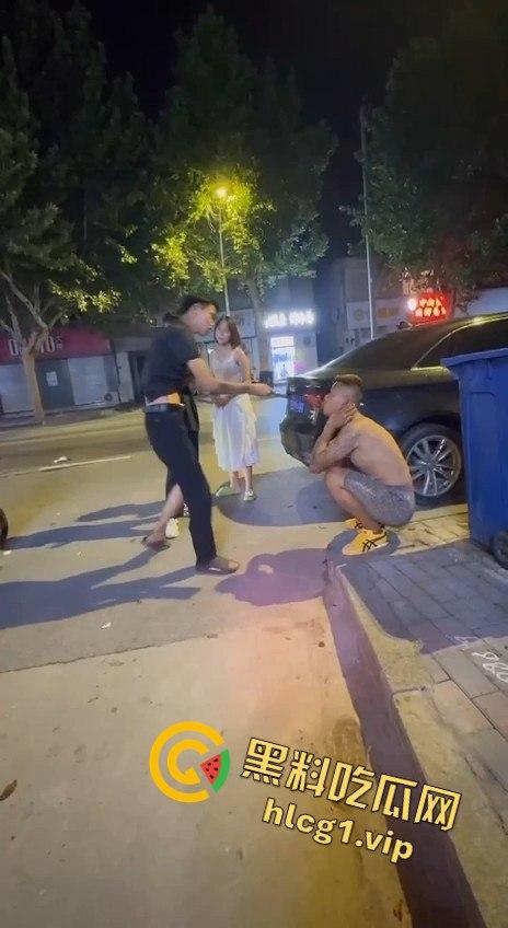 两男子争执升级，刀哥挥菜刀逼近，另一男子秒怂抱头求饶！-5