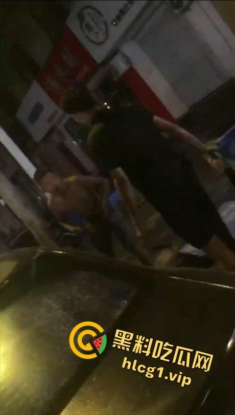 两男子争执升级，刀哥挥菜刀逼近，另一男子秒怂抱头求饶！-7