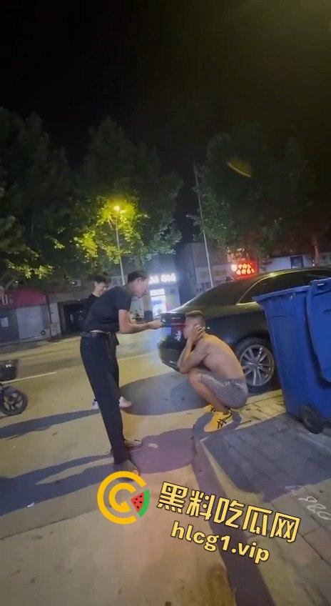 两男子争执升级，刀哥挥菜刀逼近，另一男子秒怂抱头求饶！-9