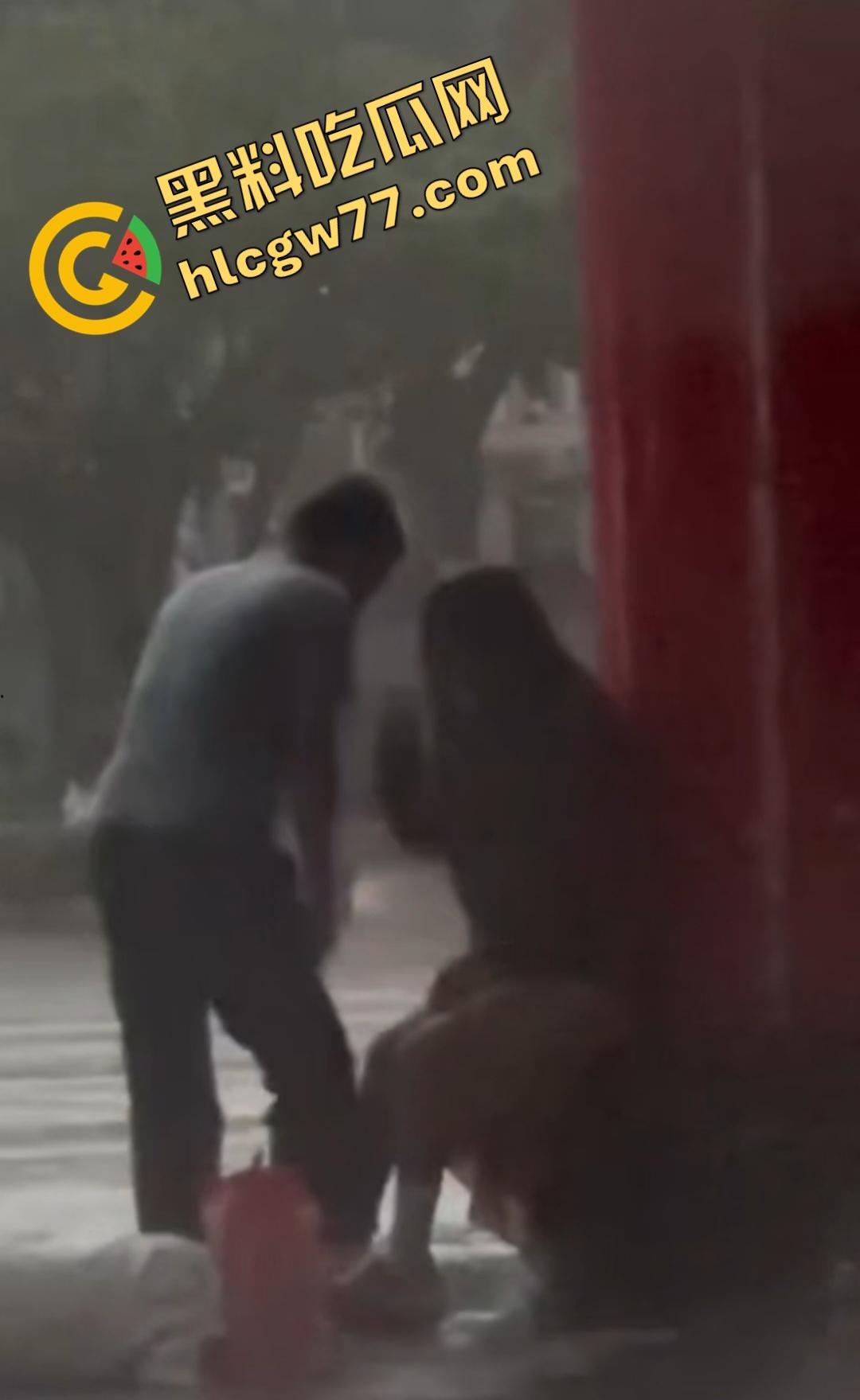 海南五指山三月三广场男女当众淫乱！男子掀裙狂舔嫩穴，一旁大爷得不到就报警抓色！-8