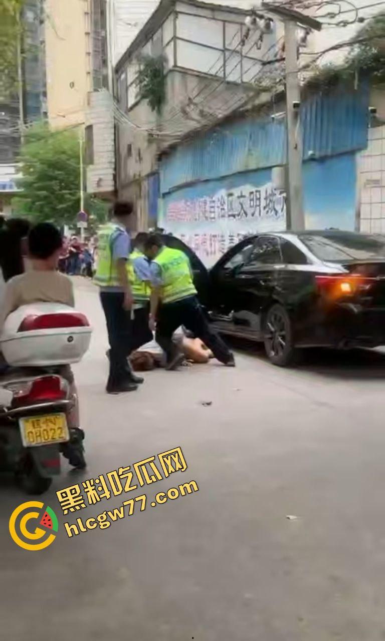 钦州实验学校门口血腥屠杀！无牌车女魔头撞死一堆学生，现实GTA5刀光剑影！-1