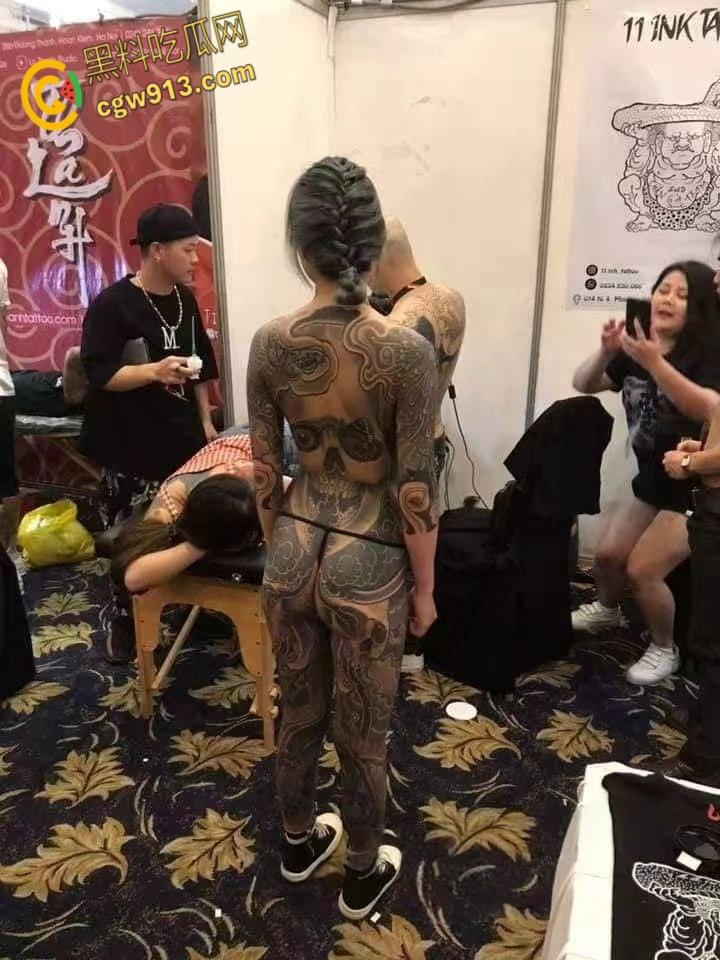 纹身展全裸欣赏纹身小妹,展现好女孩风采,创意胆大纹身设计,揭开艺术圈新星的独特魅力!-1