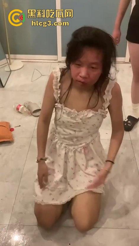 河南霸凌事件!女孩被精神小妹扒光衣服侮辱 拳打脚踢逼她跪下!-1