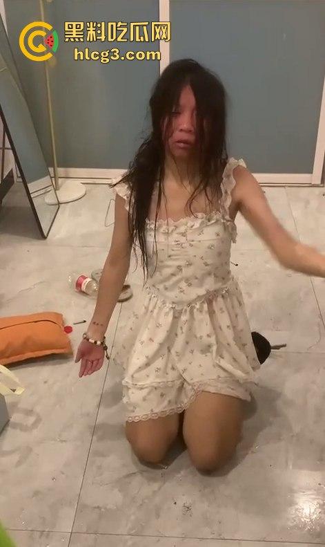 河南霸凌事件!女孩被精神小妹扒光衣服侮辱 拳打脚踢逼她跪下!-2