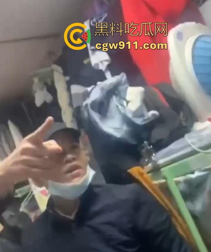 抓奸现场曝光，搞破鞋被捉奸裸体暴打，腹肌猛男被十多人围观下还能面不改色，心理素质极强啊！-10