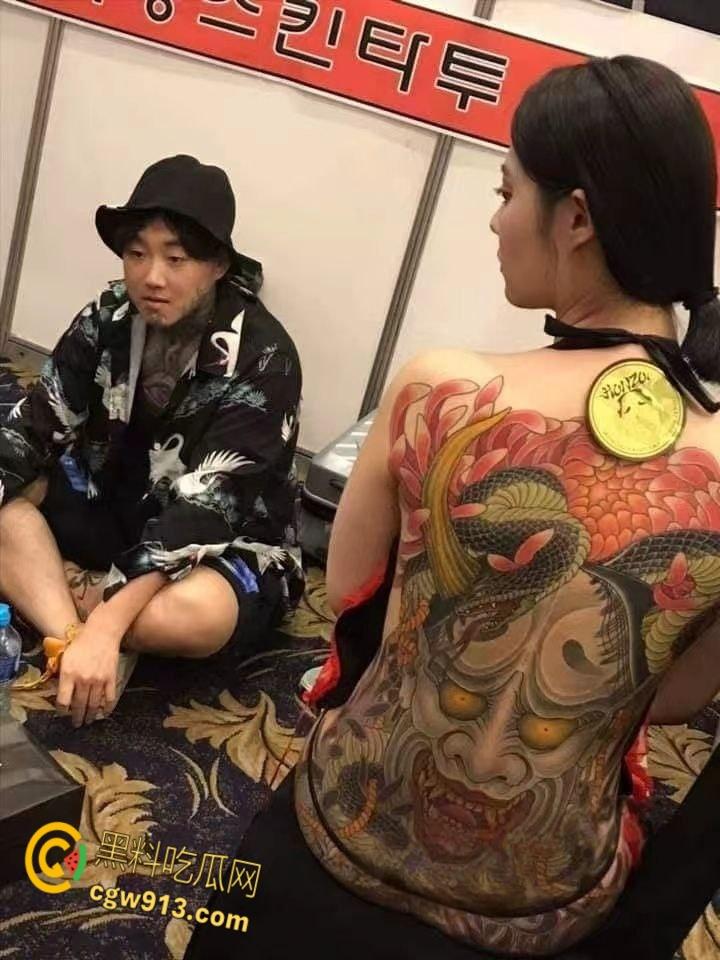 纹身展全裸欣赏纹身小妹,展现好女孩风采,创意胆大纹身设计,揭开艺术圈新星的独特魅力!-6