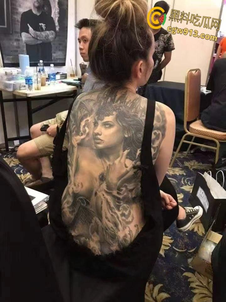 纹身展全裸欣赏纹身小妹,展现好女孩风采,创意胆大纹身设计,揭开艺术圈新星的独特魅力!-7