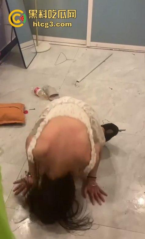 河南霸凌事件!女孩被精神小妹扒光衣服侮辱 拳打脚踢逼她跪下!-4