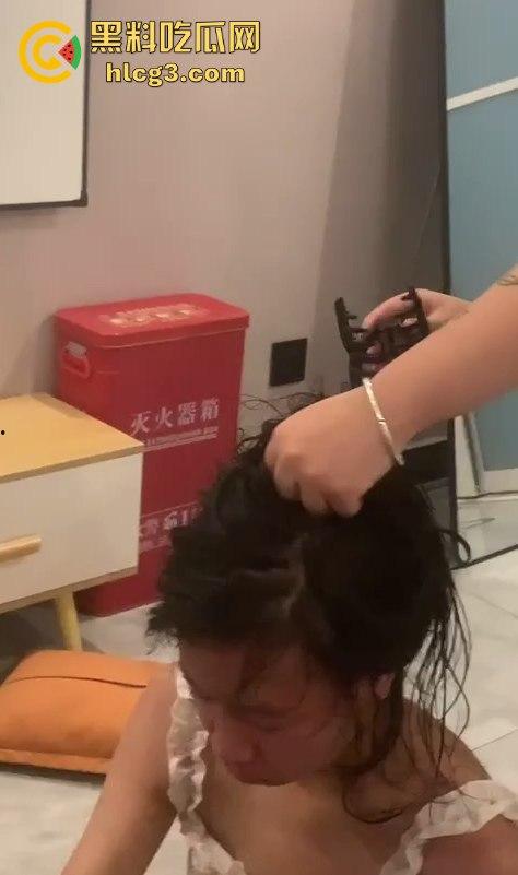 河南霸凌事件!女孩被精神小妹扒光衣服侮辱 拳打脚踢逼她跪下!-11